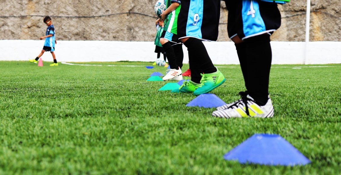 Cómo mejorar las habilidades de dribbling en fútbol para niños