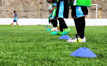 Cómo mejorar las habilidades de dribbling en fútbol para niños