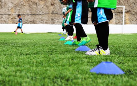 Cómo mejorar las habilidades de dribbling en fútbol para niños
