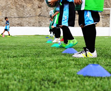 Cómo mejorar las habilidades de dribbling en fútbol para niños