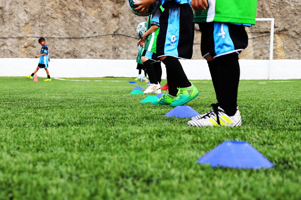 Cómo mejorar las habilidades de dribbling en fútbol para niños