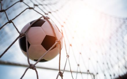 Cómo enseñar a los niños a marcar goles