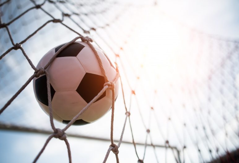 Cómo enseñar a los niños a marcar goles